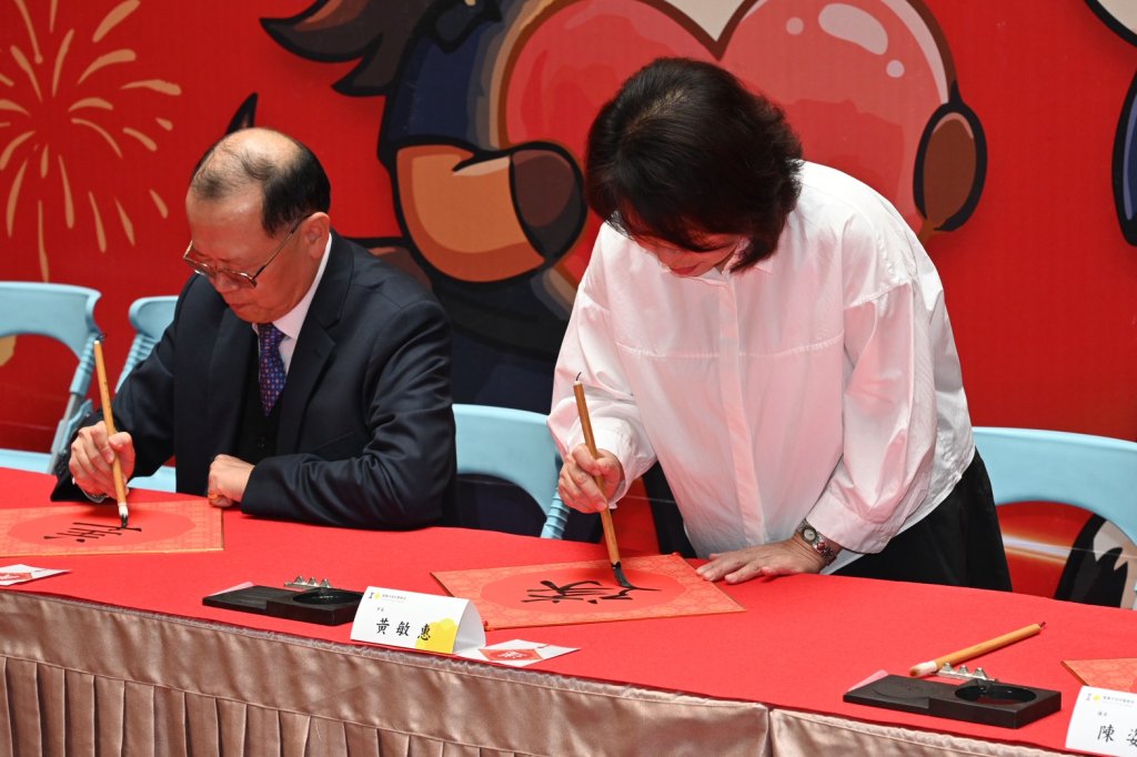 「墨香抵嘉」識詐馬上有感！　嘉市警新春揮毫　筆尖化身守護財產之盾