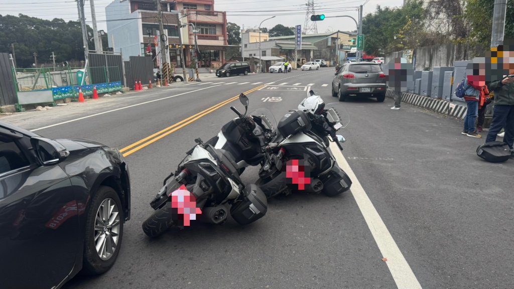 撞擊畫面曝光！苗栗縣連環車禍兩輛警用大型重機遭推撞　1人受傷