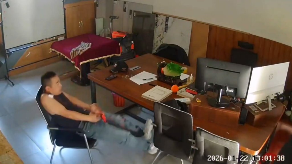 影／電療器按摩出事！陸男疑遇漏電「椅子上全身僵直」　驚悚畫面曝光