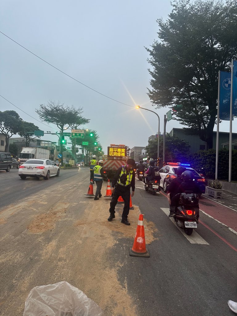 貨車液鹼外洩釀14騎士摔車 桃警急封路清理避免更多人受害