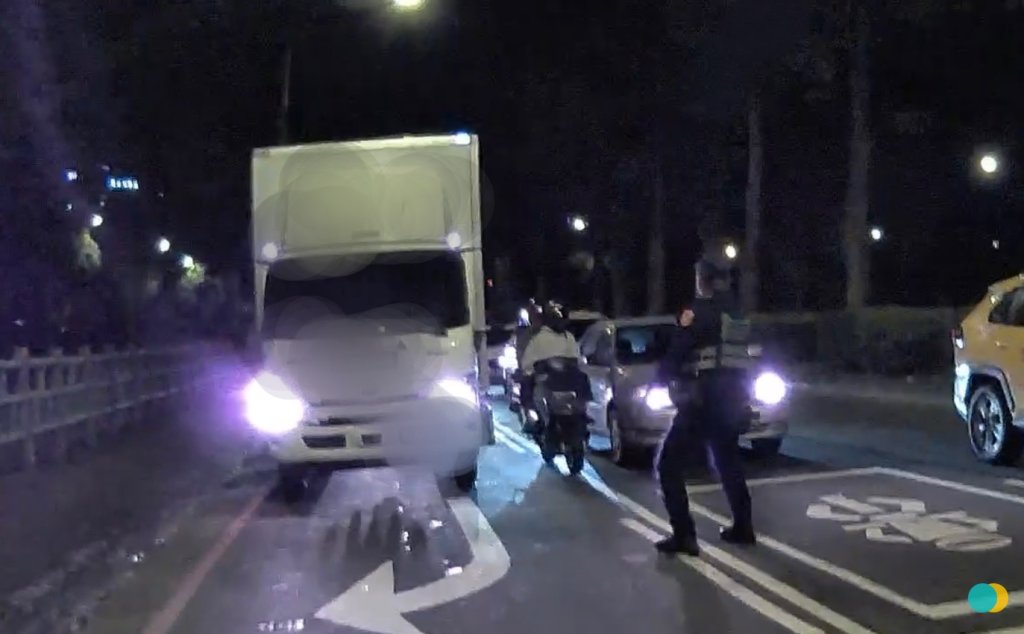 影/闖18個紅燈還逆向！三峽警16人口袋戰術圍捕 5分鐘逮19歲危駕騎士