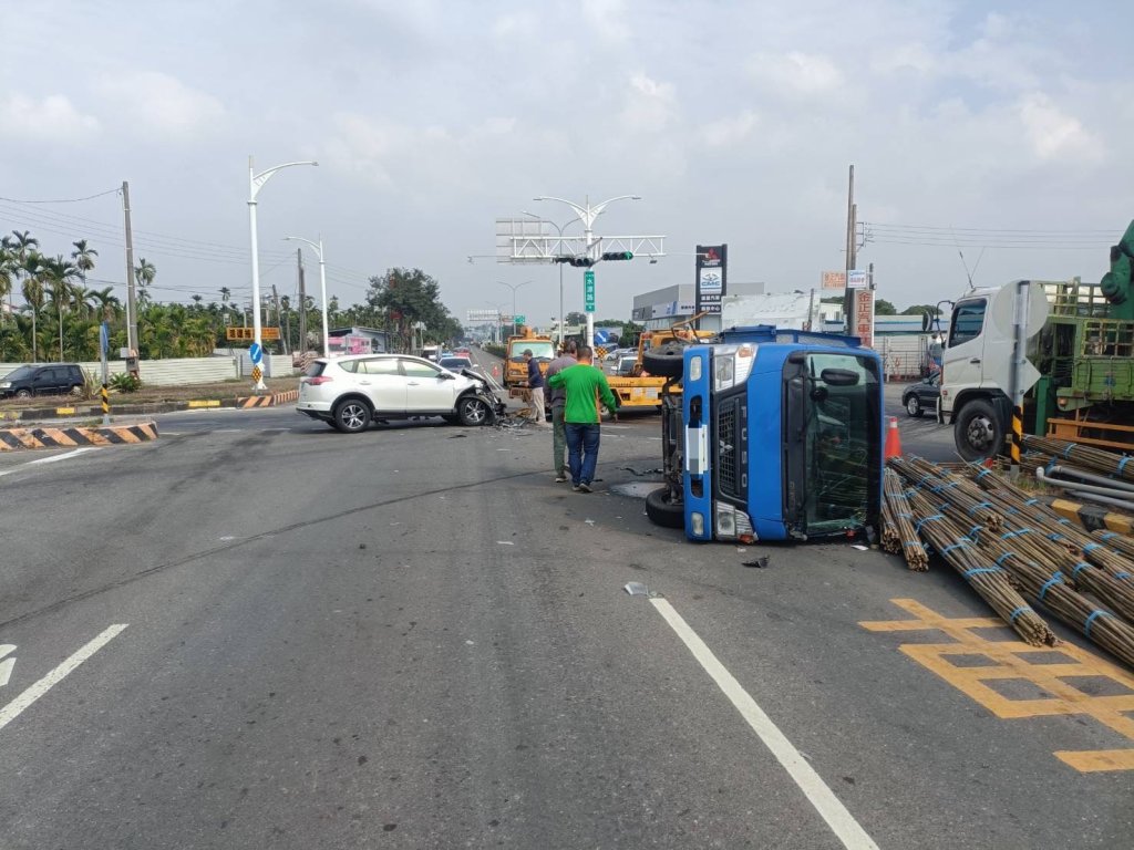 撞擊畫面曝光！　潮州台1線路口小貨車闖紅燈與轎車相撞翻覆