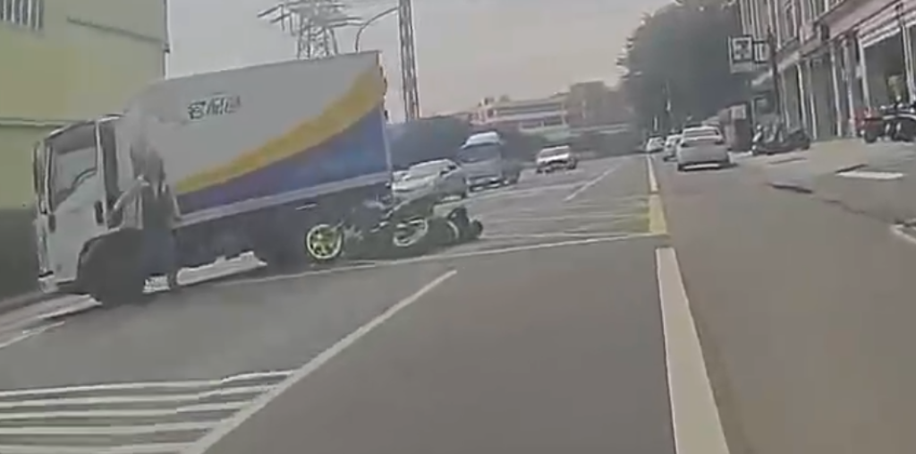 撞擊畫面曝光！蘆竹交叉路口小貨車擊落機車　菲律賓騎士受傷