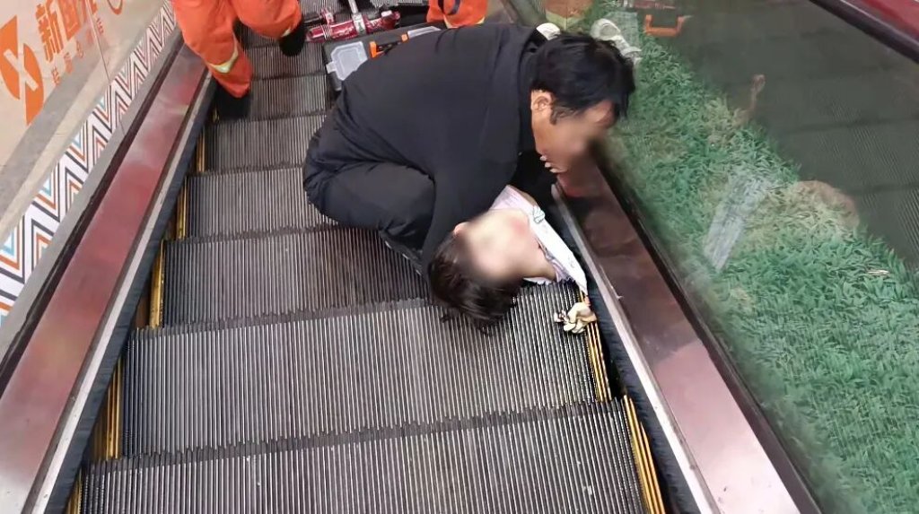 影／驚悚現場！陸8歲女童右手「捲入電扶梯」變形　痛到狂哭消防急救援
