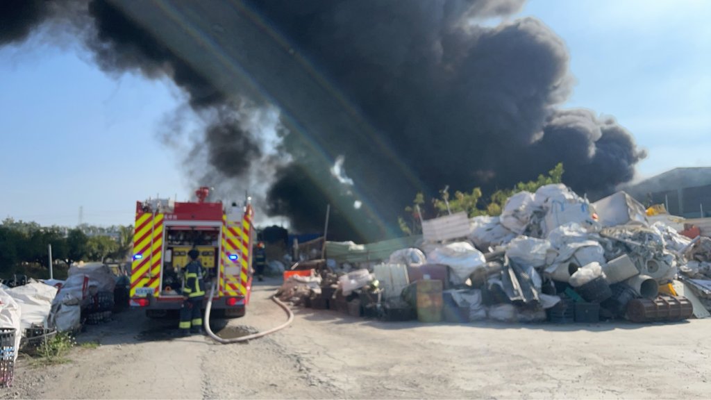 快訊／高雄大寮回收廠大火！濃煙竄天　消防搶救中