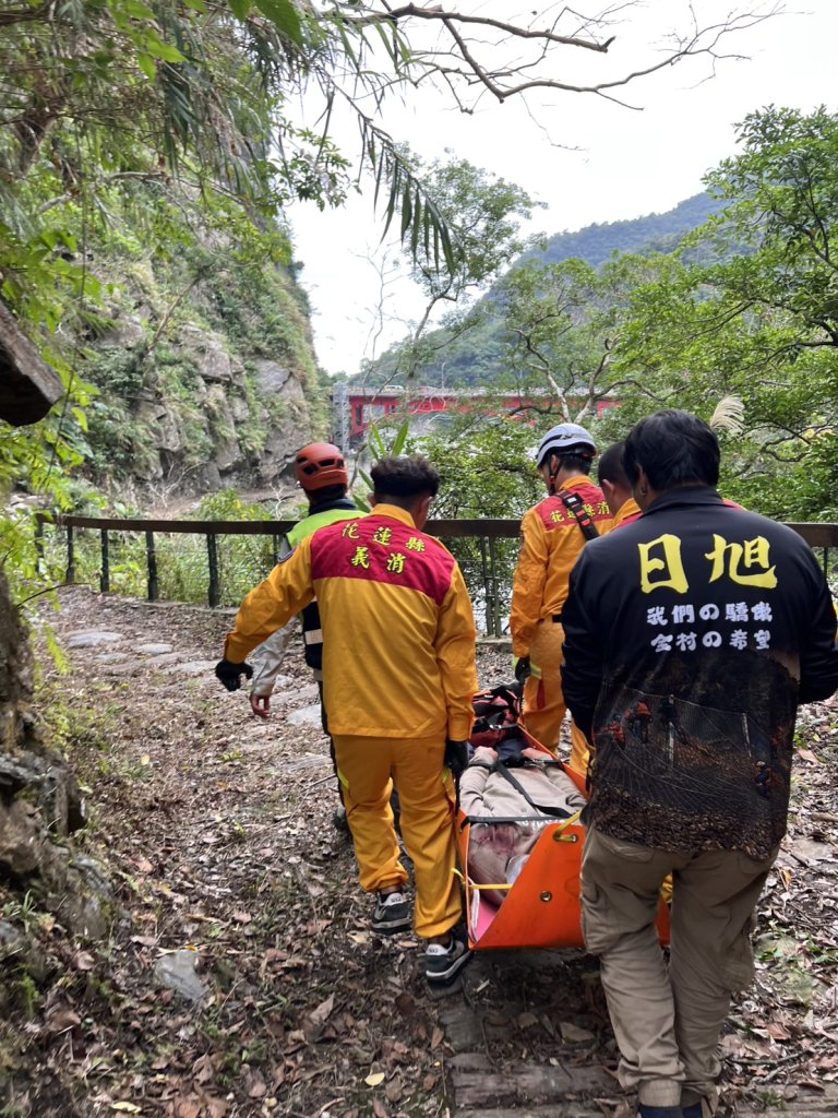 男子墜落花蓮砂卡礑步道下方25公尺！　消防隊員救起送醫