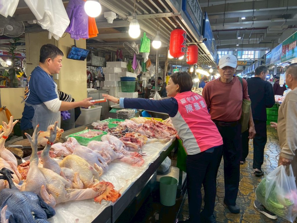 春節前夕走入市場拜早年 陳雅惠建國市場發春聯向攤商送祝福