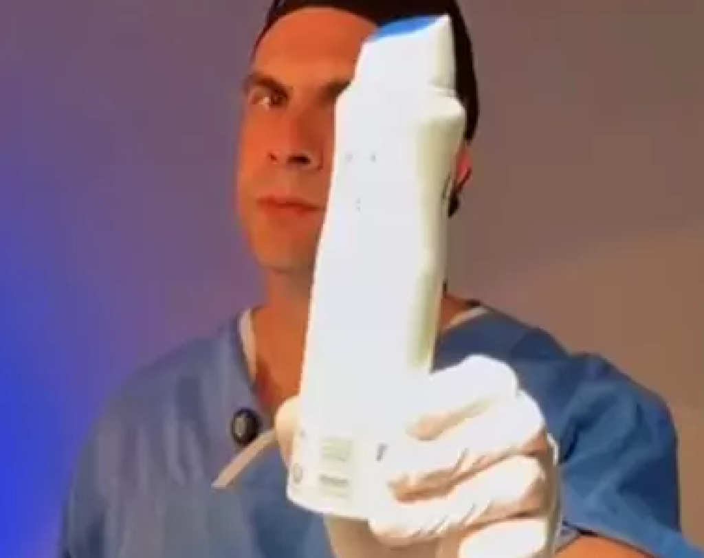 影／別亂塞！19歲男尋求刺激「止汗噴霧劑塞肛門」卡直腸　拔不出來就醫取出　