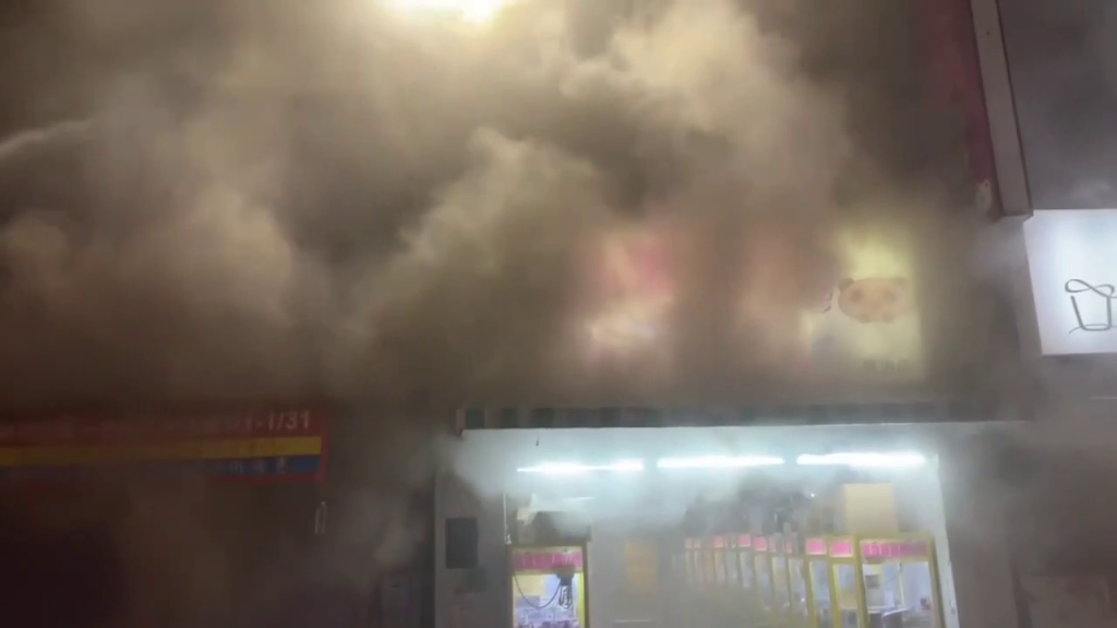 快訊／台南新營店面火警！濃煙狂竄...延燒3店面　消防破門搶救