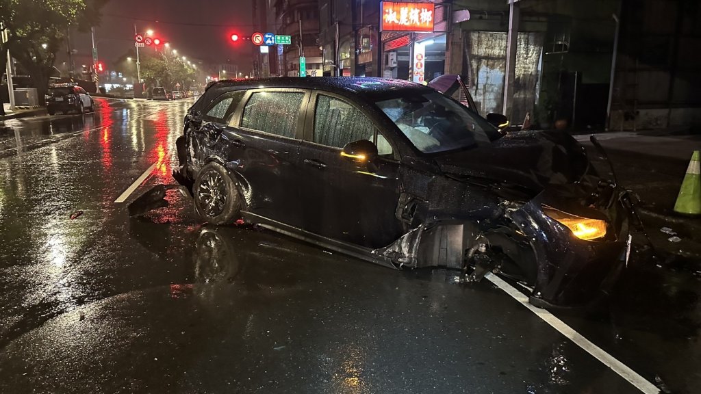 影/雨夜失控狂撞3警車！基隆轎車從內線滑到外線 車頭全爛