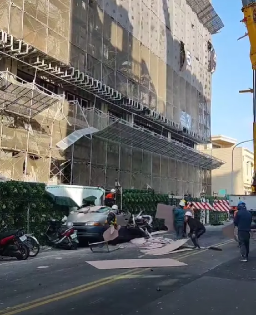 影/天降「建材雨」！彰化溪湖工地矽酸鈣板墜落 路過廂型車變「夾心餅乾」
