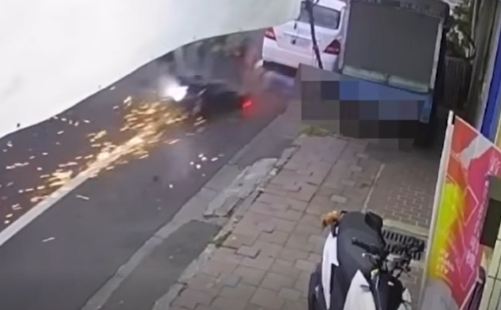 影／路口對撞火花四射！彰化女騎士連人帶車「鑽進車底」 監視器全都錄