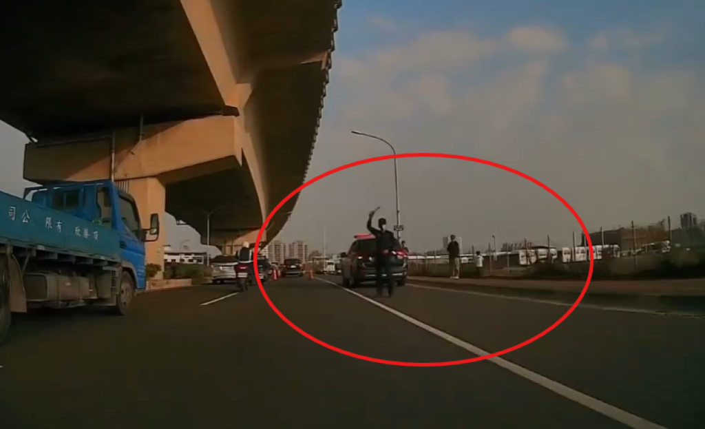 台88橋下奪命車禍！騎士遭大貨車輾過慘死 臟器外露現場驚悚