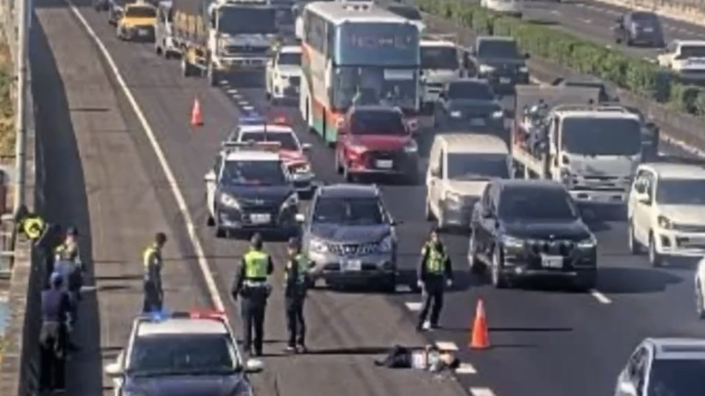 快訊／國1北174.9k嚴重意外！人倒國道上…後方嚴重回堵 國道警急交管