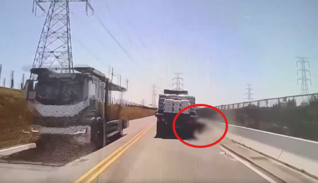 一瓶水釀悲劇！彰化74歲阿伯摔車遭大貨車輾壓亡　行車紀錄器全拍下