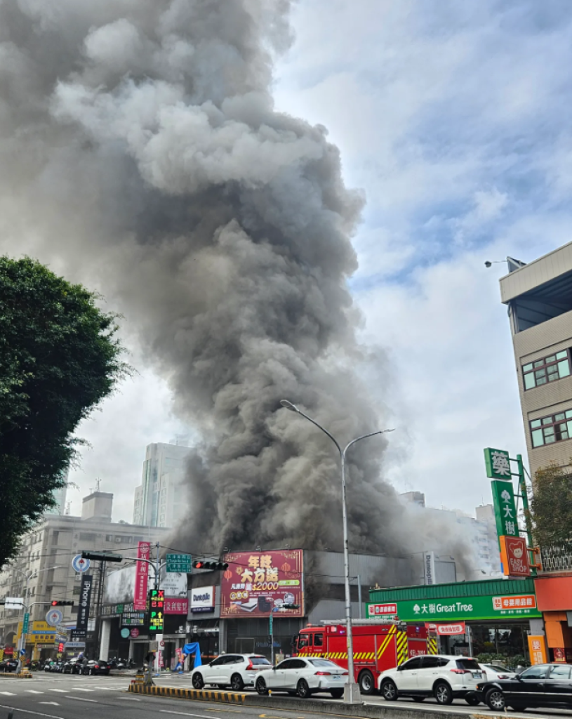 台中崇德路天津路口火警濃煙沖天！ 消防隊員灌救中
