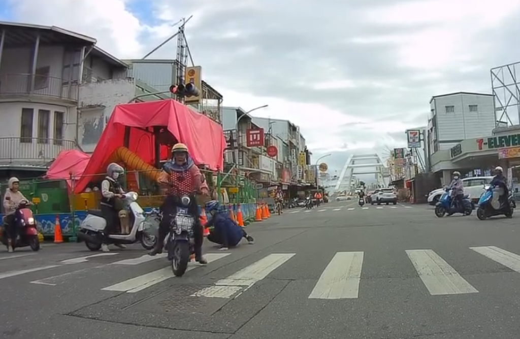 台東阿嬤闖禍！ 　騎機車撞倒騎腳踏車學生頭也不回跑了