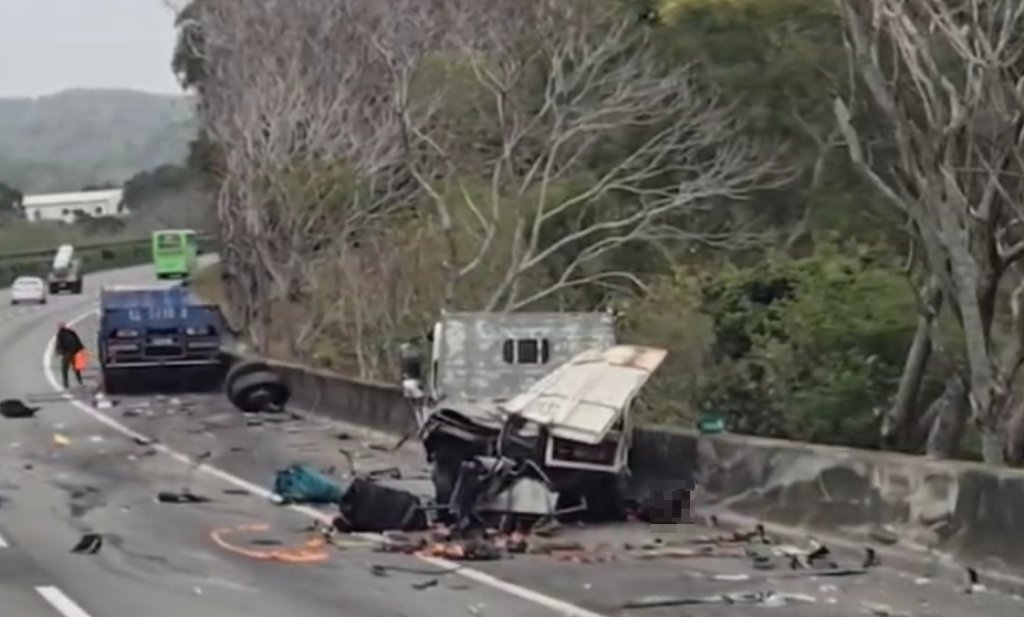  國道1號頭份路段車禍！　大小貨車相撞1人無生命跡象
