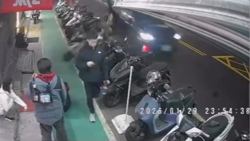 影／台中連環撞車禍！雙載機車停靠路邊遭轎車撞　保齡球式剷倒整排機車