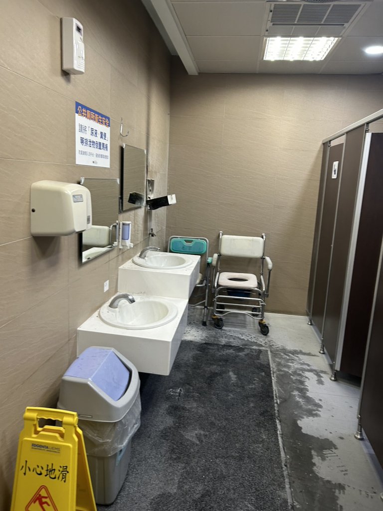 新店慈濟醫院急診室廁所遭縱火！ 　警方調監視器逮捕縱火強制就醫男病患