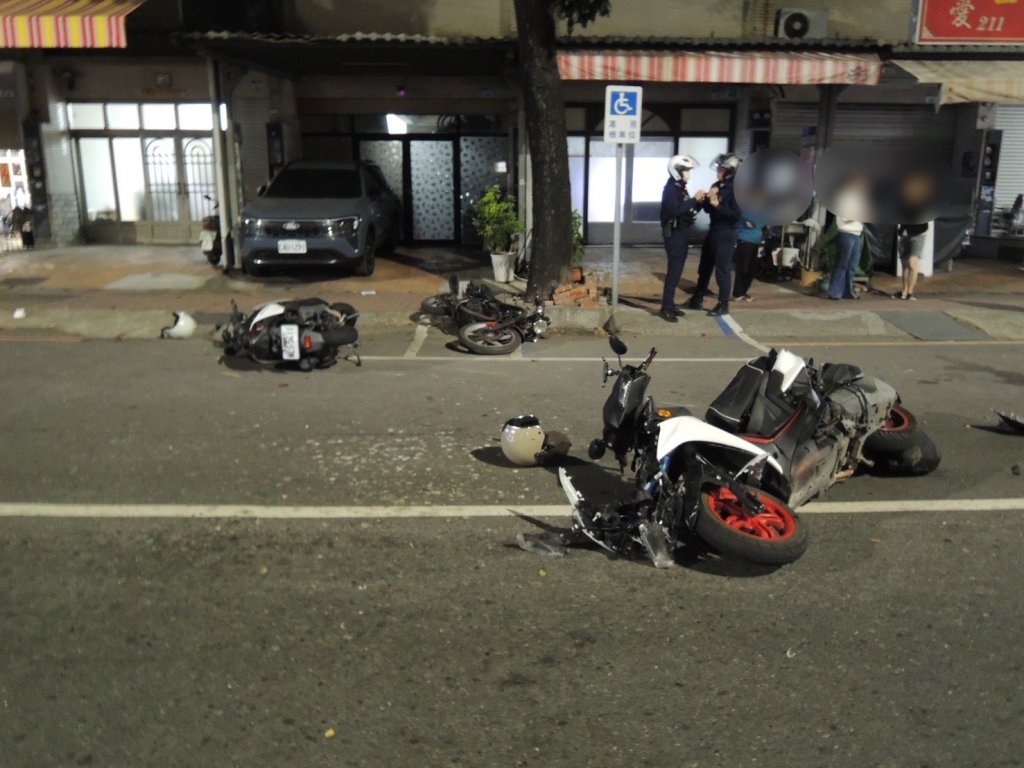 快訊／10歲童玩滑板「噴出去」釀4車事故！2車閃避不及又相撞　3人緊急送醫