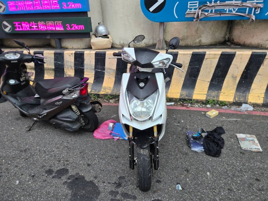 越堤道下坡奪命！三重騎士自撞護欄後追撞等紅燈機車　送醫不治