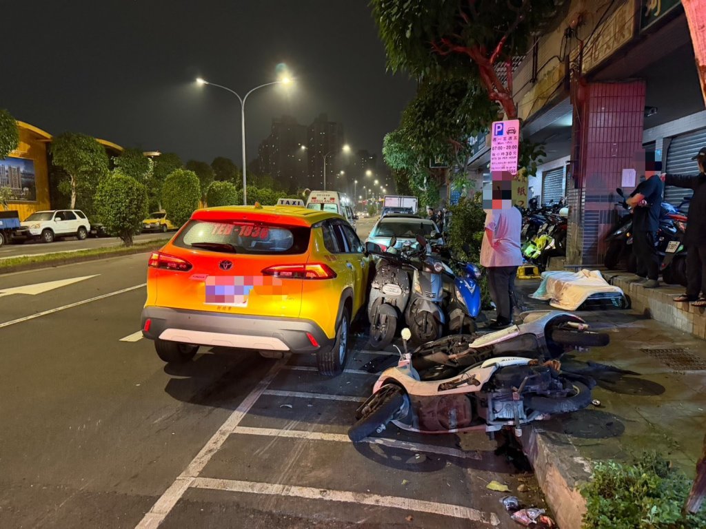 中和小黃擦撞左轉機車　「噴火花」仍煞不住再衝停車格連撞10汽機車