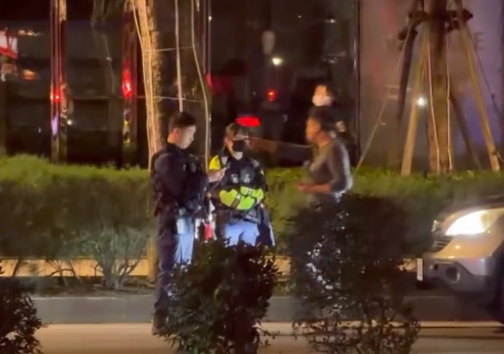 轉彎方向燈「只打一下」被警察攔停告發　男子不滿怒嗆苦收4張罰單