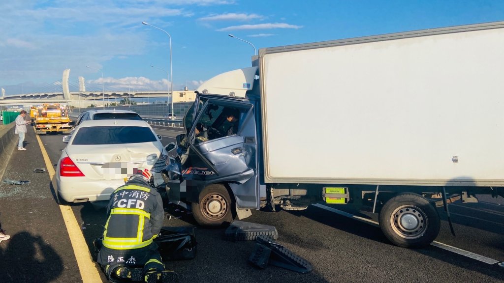  國道1號大雅路段5車相撞1人受困車內骨折！　車流一度回堵6公里