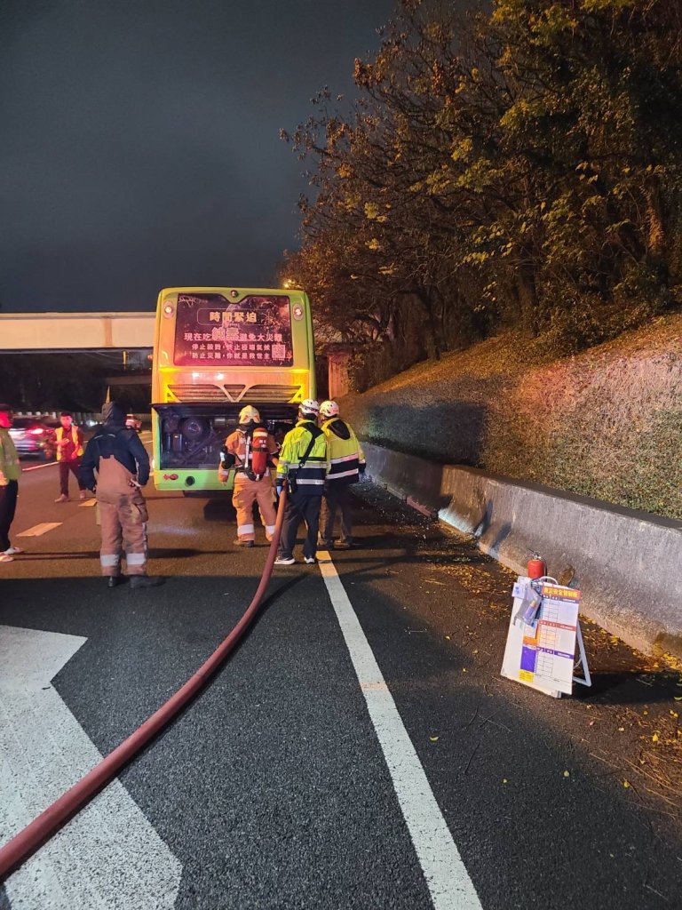 國道1號新竹路段遊覽車失火！　駕駛及24名乘客即時逃出無人受傷