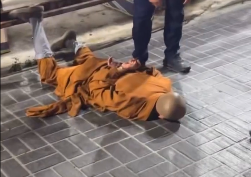 影／這下業障重了！台中法師撞賓士還想溜　警祭「物理淨化」過肩摔伺候