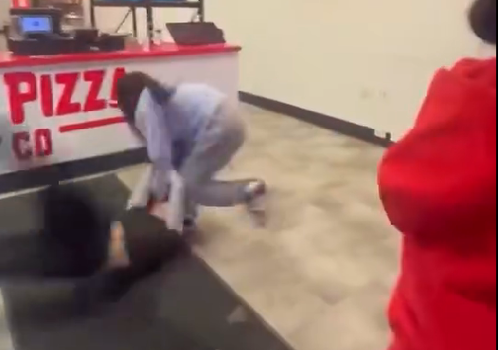 影／想拍霸凌片變「被打紀錄片」！美國5屁孩圍毆16歲女店員　豈料她是MMA高手1打5全打趴