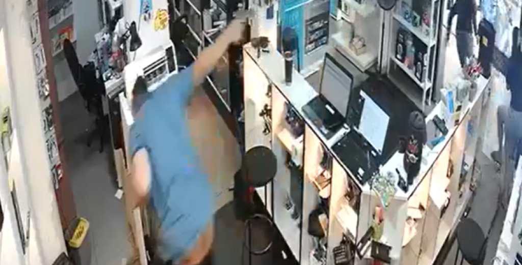 影／巴拉圭槍戰悲劇！手機店遭搶店長開4槍擊斃搶匪　其中1發疑「誤射中門口未婚妻頭部」當場亡