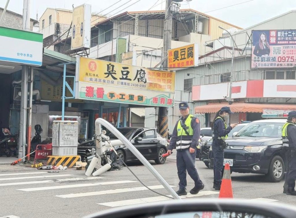 一秒閃避全失控！台中左轉驚魂　轎車暴衝撞行人、號誌桿全倒