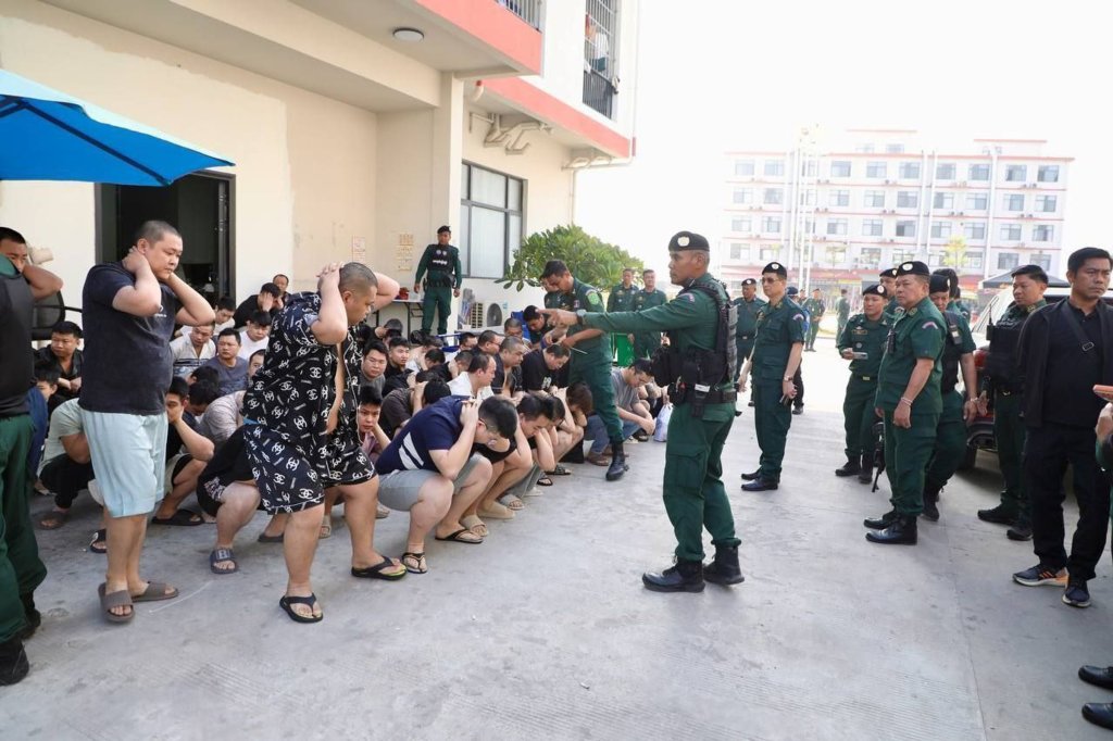 影／柬埔寨警方突襲詐騙園區！2000多名外國人逮捕「其中包括5名台灣人」　被逮影片曝光