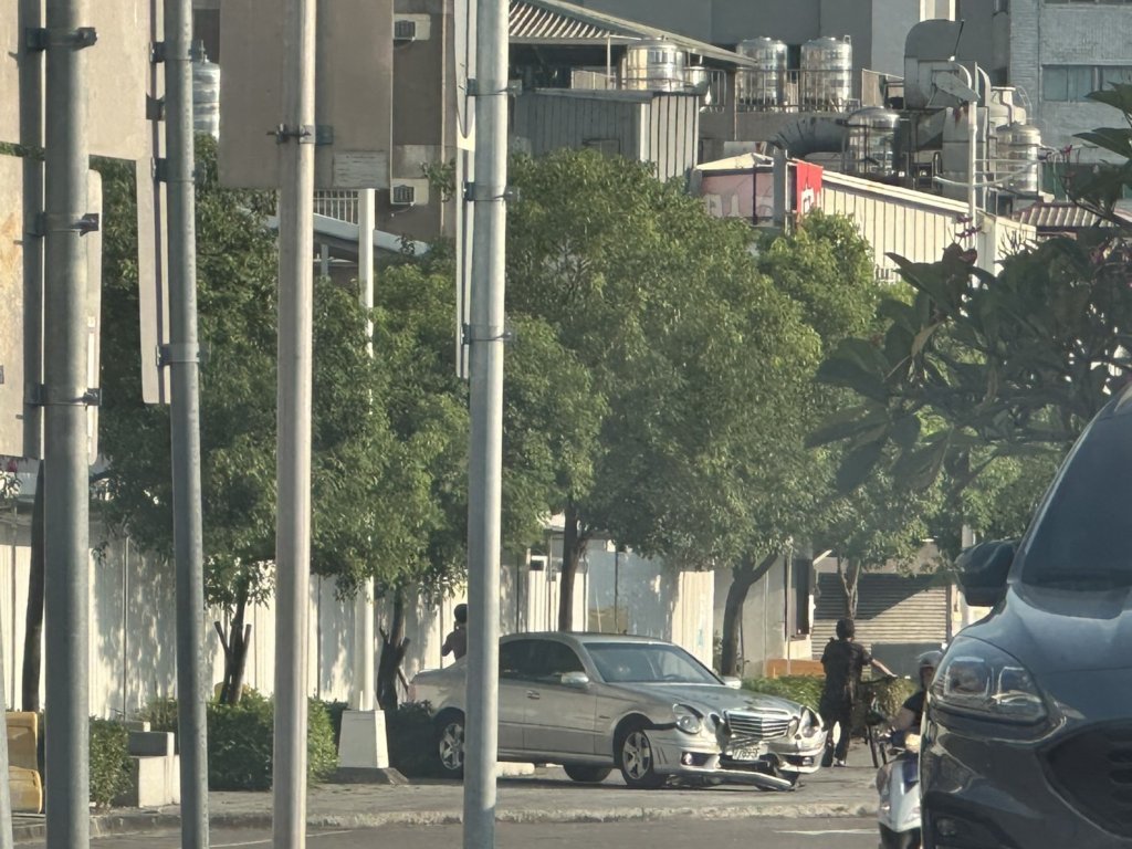  疑神疑鬼！台中毒犯懷疑遭跟蹤駕車逆向停等紅燈　分神自撞分隔島   