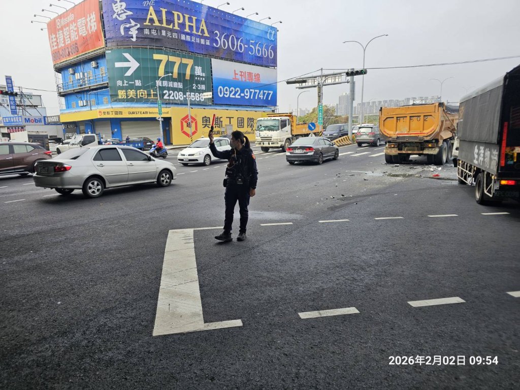 台中砂石車貨車相撞！　貨車駕駛受傷送醫