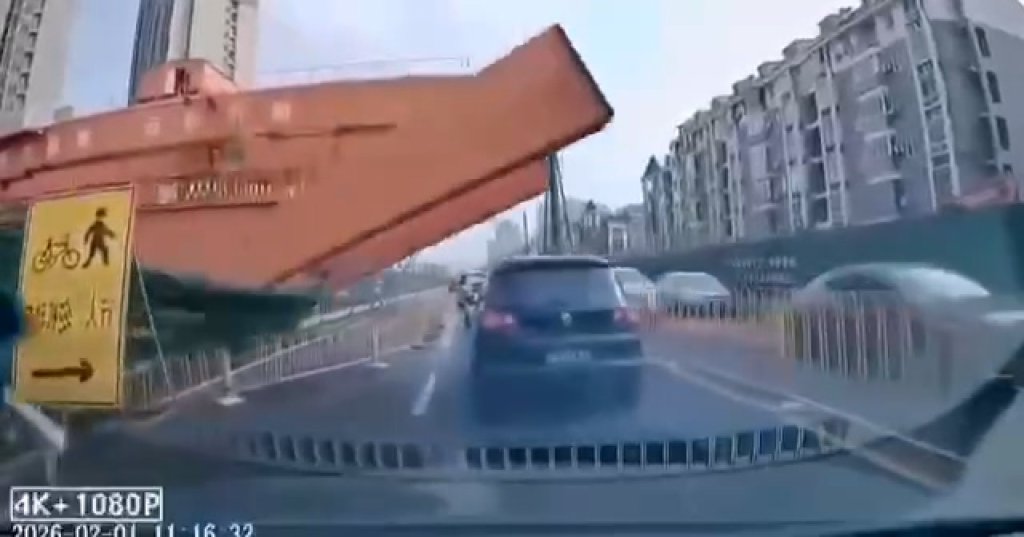 影／工安慘案！武漢地鐵「起重機倒塌」影片瘋傳　砸中2車1死1傷