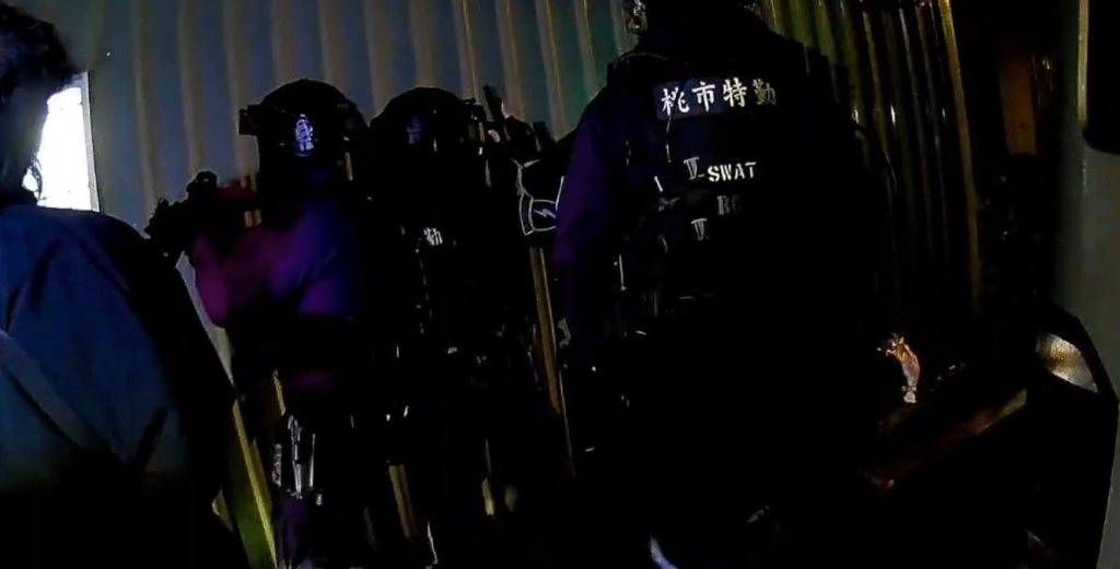 霹靂小組強大火力帶頭攻堅！　大園警破獲35人職業大賭場