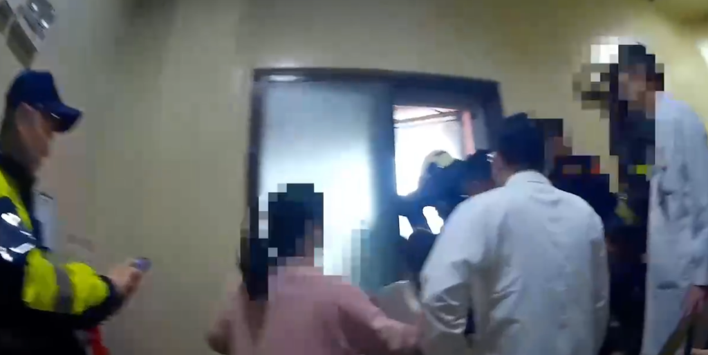 馬偕醫院員工情緒失控跨坐窗台！　警消人員合力救下