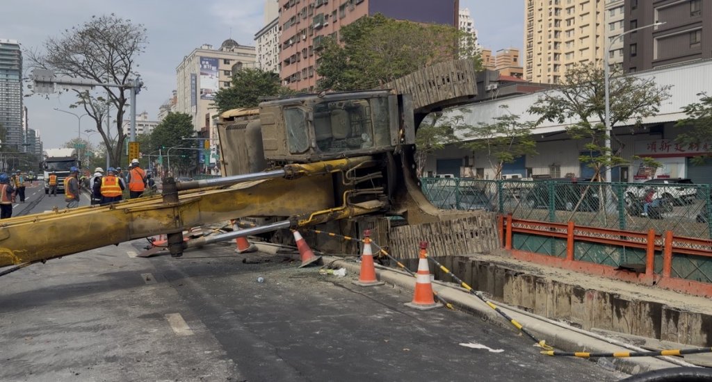 快訊／為了台積電！高雄變電工程「怪手翻覆」驚悚畫面曝