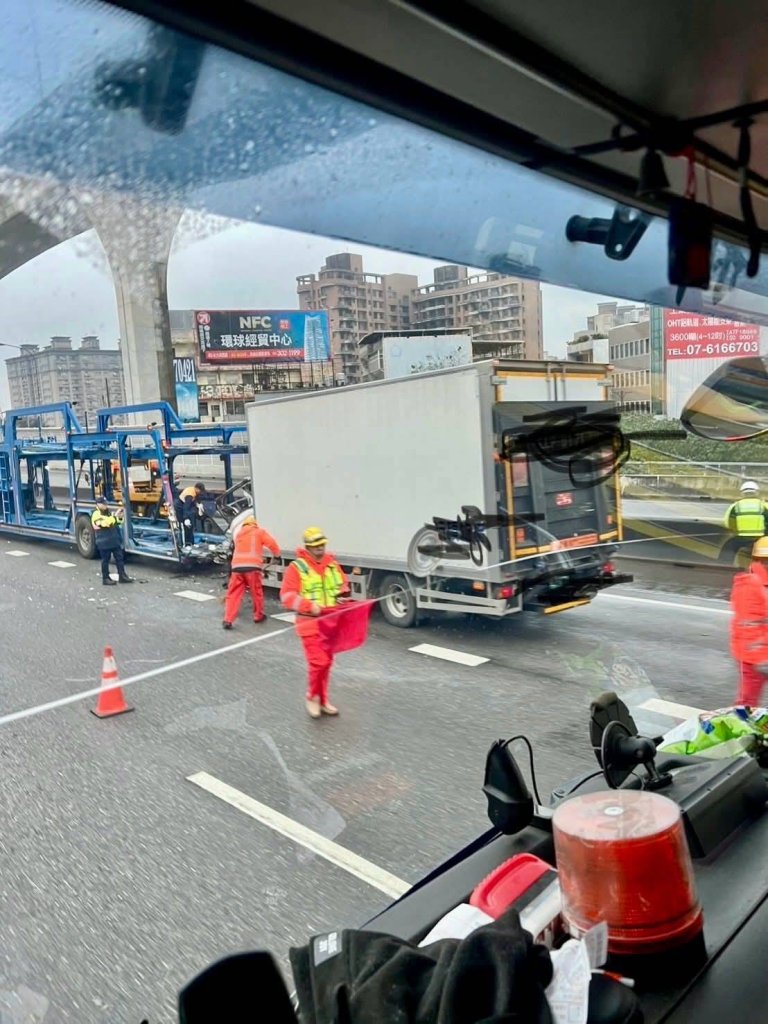  國道1號大貨車追撞拖車！　車頭撞爛駕駛受困救出受傷送醫
