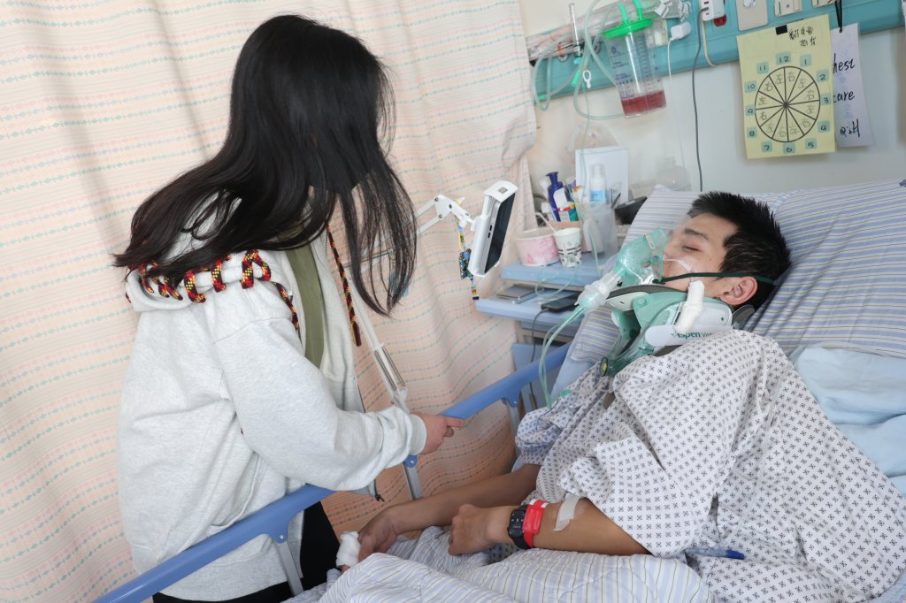 大學生騎機車自摔造成下肢癱瘓 仍樂觀以待 病床上匯集同學師長及醫護鼓勵暖流