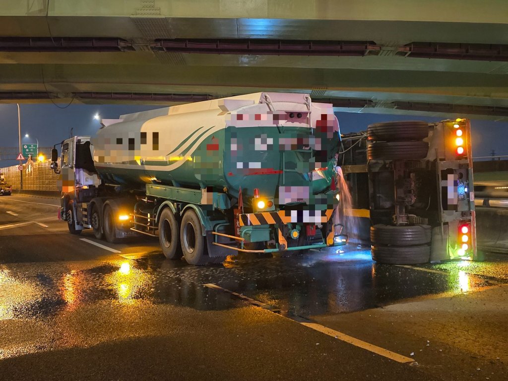 國道油罐車被撞油料洩漏！　封路清理中