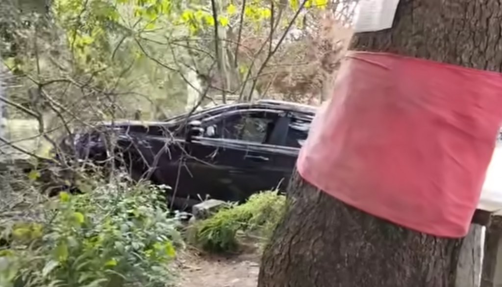 拜完佛竟撞壞百年石欄杆！社頭清水岩寺休旅車爆衝 婦人嚇壞直喊「佛祖保佑」