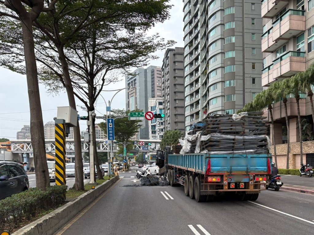 上班尖峰鋼筋撒一地！淡水貨車未固定闖禍　佔用雙車道釀回堵