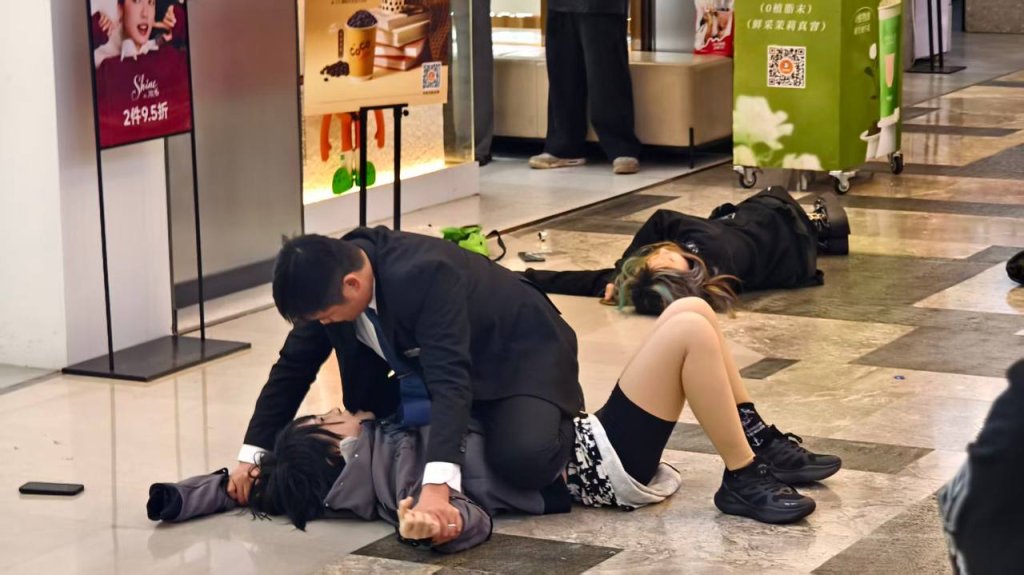 影／大反轉！網傳男扮女裝闖女廁砍女Coser　陸商場出面揭真相：2人認識她低血糖暈倒