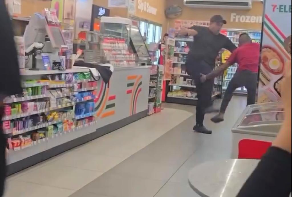 影／酒後鬧事！馬國醉漢闖超商「騷擾店員」變格鬥賽　貨架倒店員掛彩
