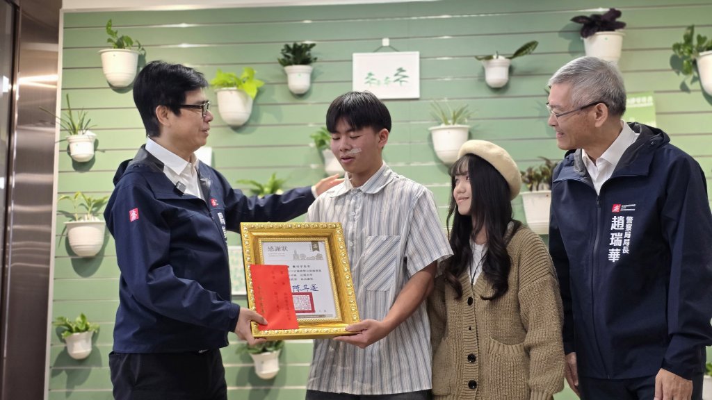 正義男大生「救老夫婦命」！他：要買防狼噴霧　陳其邁親表揚