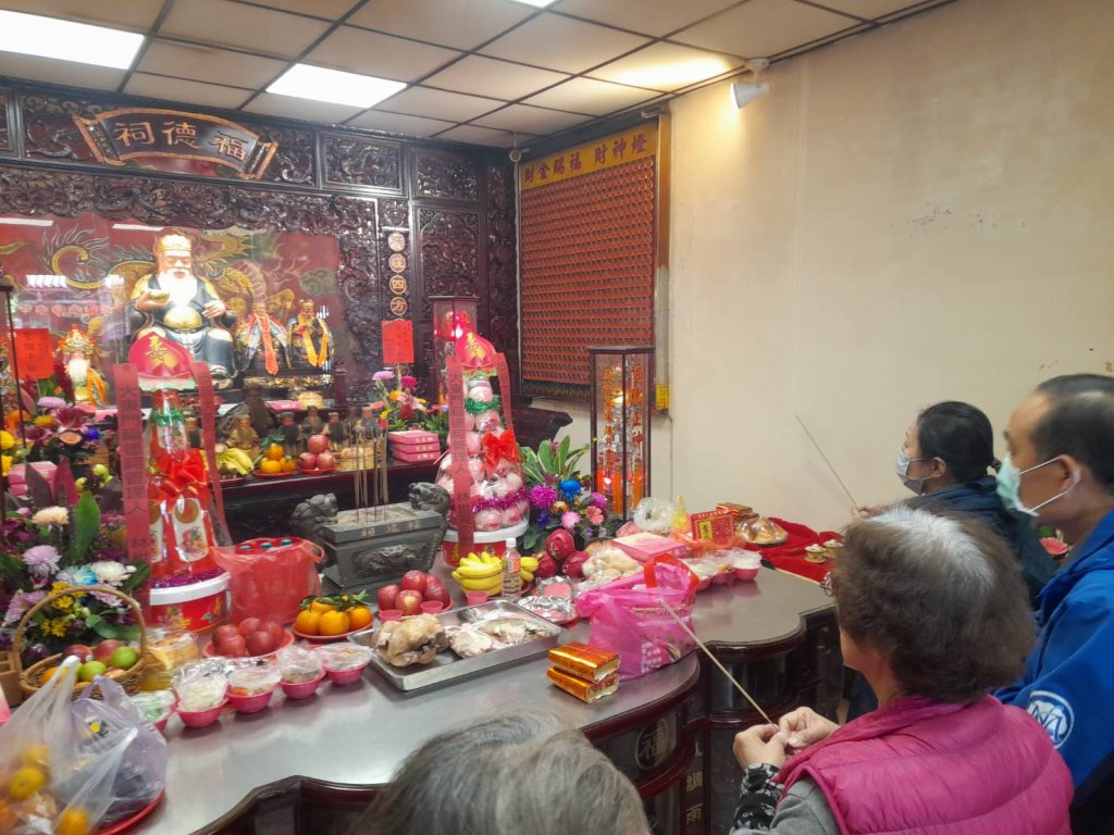 尾牙! 林世賢在大東門福德祠分送信眾土地公燒酒溪吃平安